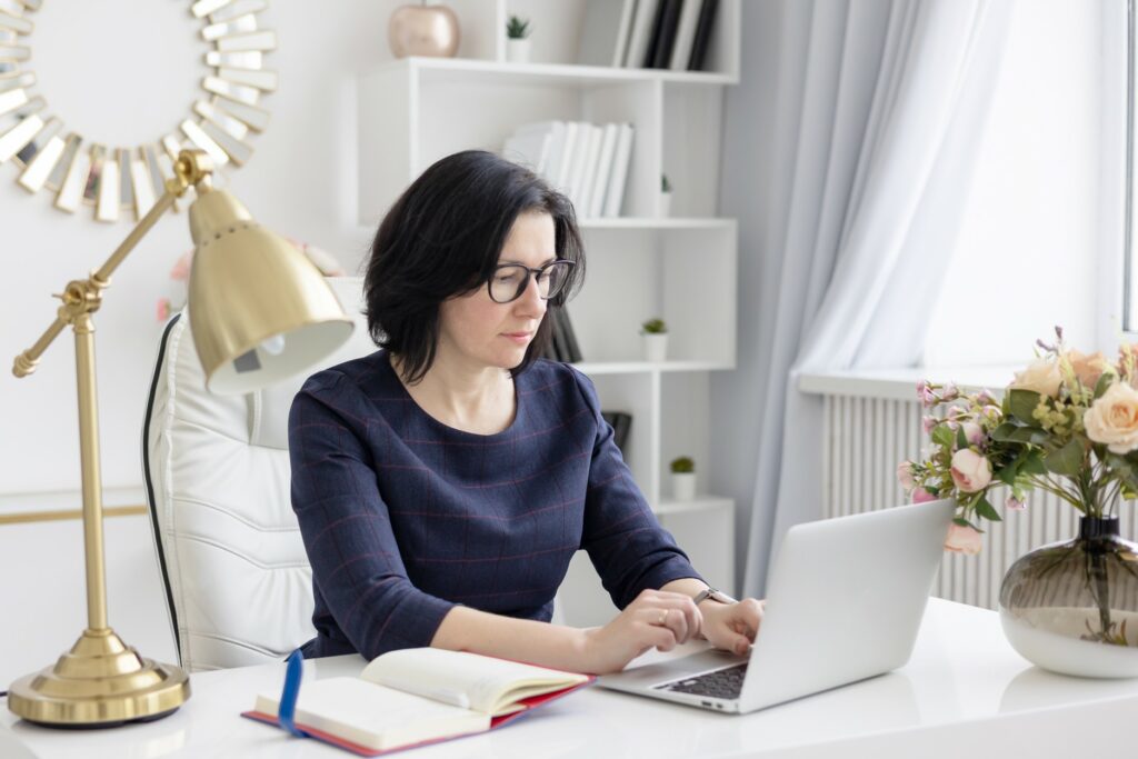 adult-beautiful-brunette-business-businesswoman-call-chat-coach-computer-conference-conversation-work